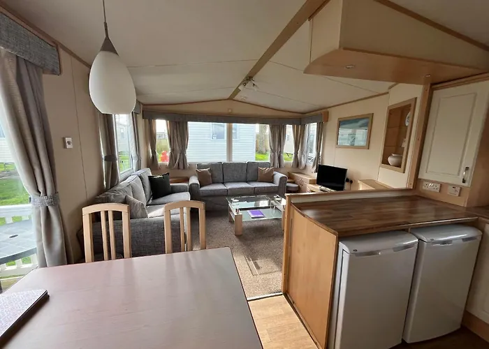 Parkdean's California Cliffs: Beachside Pet-Friendly Retreat Scratby