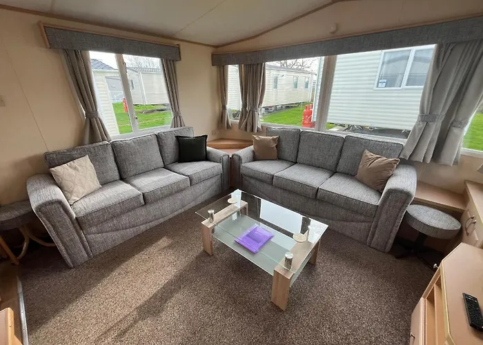 Parkdean's California Cliffs: Beachside Pet-Friendly Retreat Scratby