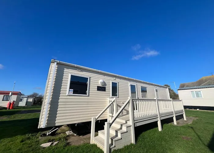 The Pad, Scratby - California Cliffs, Parkdean, Sleeps 8, Pet Friendly, Onsite Entertainment And Pool - 2 Minutes From The Beach!