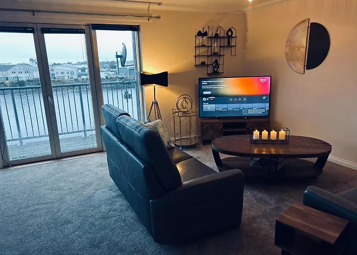 Central Cosy Riverview Apartment 2 Bed, 2 Bath, Free Parking / Wifi Inverness