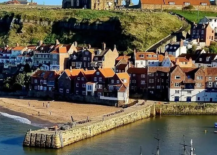 Whitby Central Close To Beach Pier Flowergate