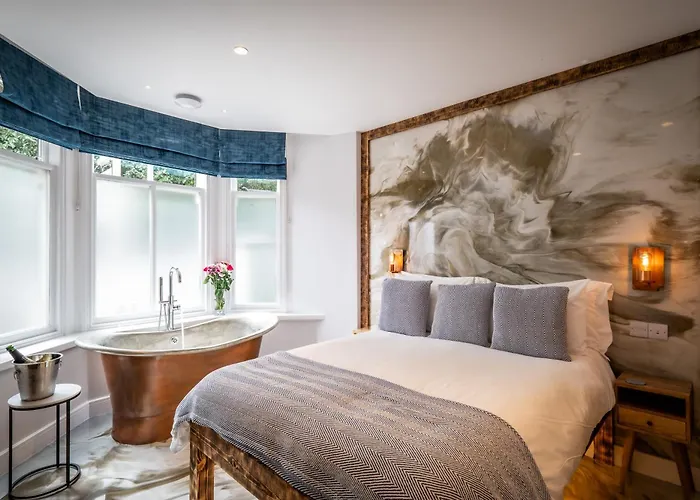 Glen Wynne Recently Renovated - Free Off-Site Health Club Access With Pool, Sauna, Steam Room & Gym Short 5 Minute Drive Away