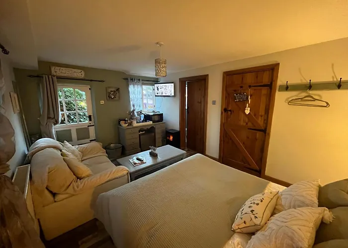 Pear Tree Cottage Courtyard Kinton