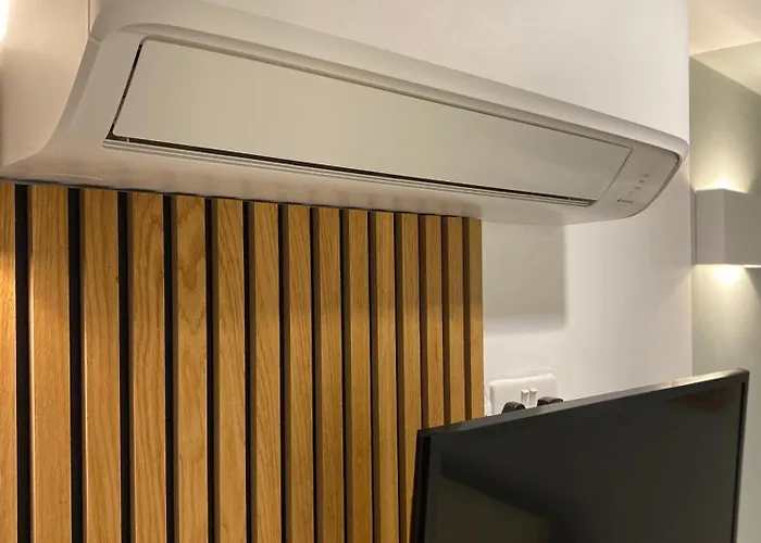 Central Ensuite Guest Unit With Air Conditioning And Free On Street Parking Brighton