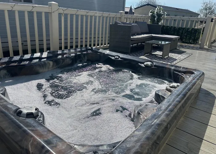 Luxury Pet Friendly Hot Tub Breaks At Tattershall Lincoln