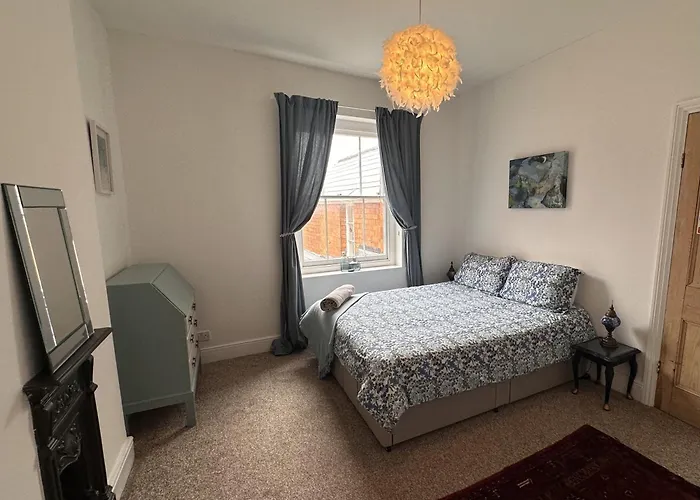 The Dragonfly Guesthouse - Self Catered Glastonbury