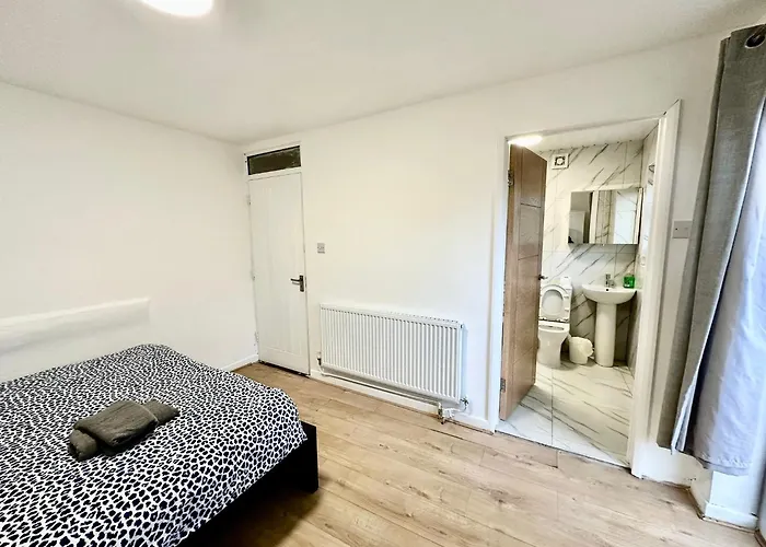 Recently Fully Refurbished --January 2026-- Private En-Suite Room With Brand-New Bathroom And Private Entrance Oxford