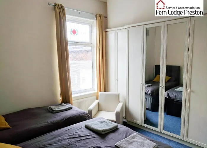 4 Bedroom House At Fern Lodge Preston Serviced Accommodation - Free Wifi & Parking