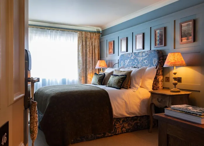 The Potters Heron - A Heartwood Inn