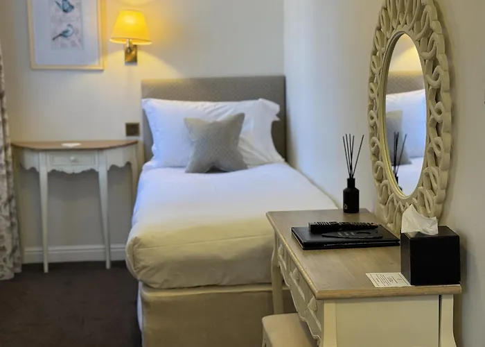 The Old Fourpenny Shop Hotel Warwick 