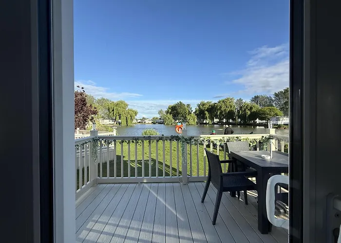 Beautiful Caravan With Full Lake View At Southview Holiday Park Ref 33057Cl Skegness