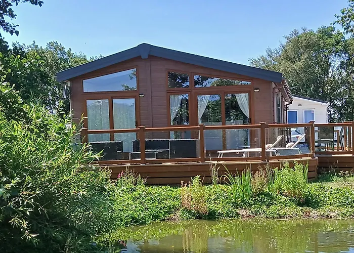 Luxury Lodge With Peaceful Pond View At Southview Skegness