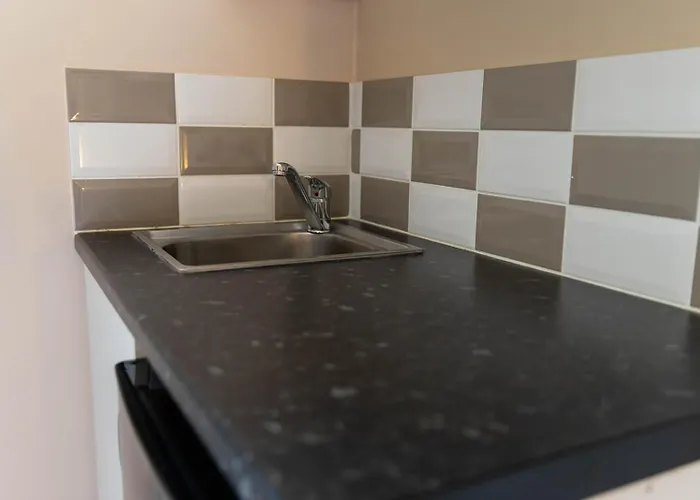 Roger Ground Guest House - With Onsite Car Parking