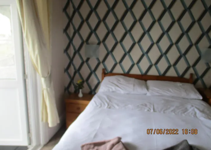 Sefton Lodge Seafront ,Panoramic Sea View Ensuite Balcony Rooms Available, Guest Garden