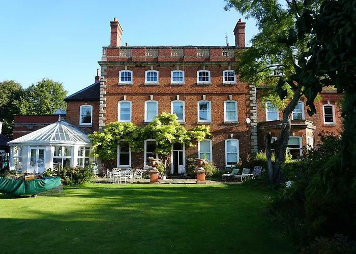 West Wing D'Isney Place. Lincoln